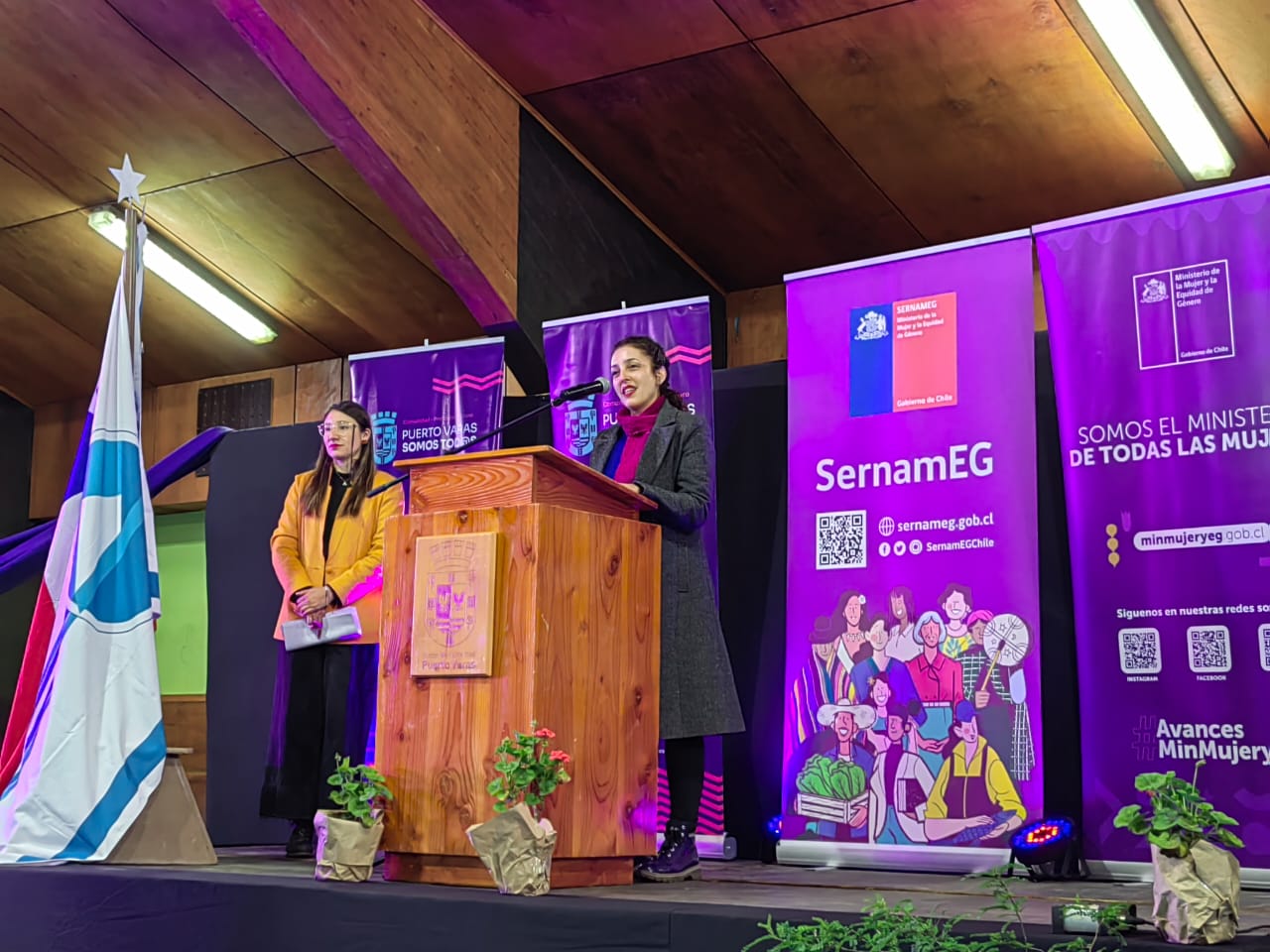 La Seremi de la Mujer y la Equidad de Género encabeza el lanzamiento de la campaña de prevención de la violencia contra la mujer en el marco del 25N, junto a estudiantes del Colegio Rosita Novaro de Puerto Varas.
