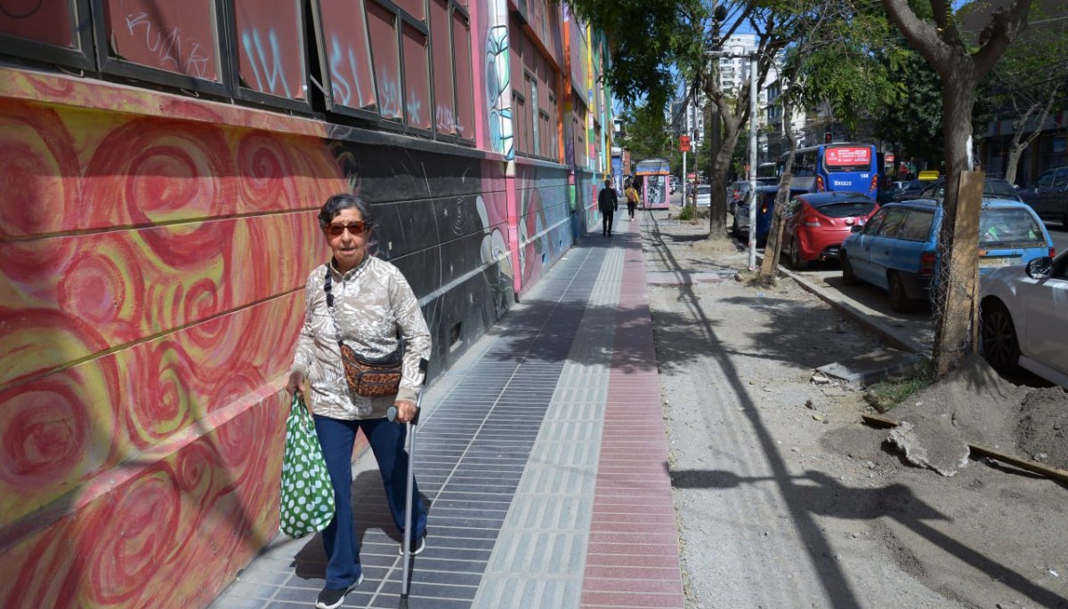 Resaltan el progreso en la construcción de las nuevas veredas de la céntrica calle Arlegui en Viña del Mar.