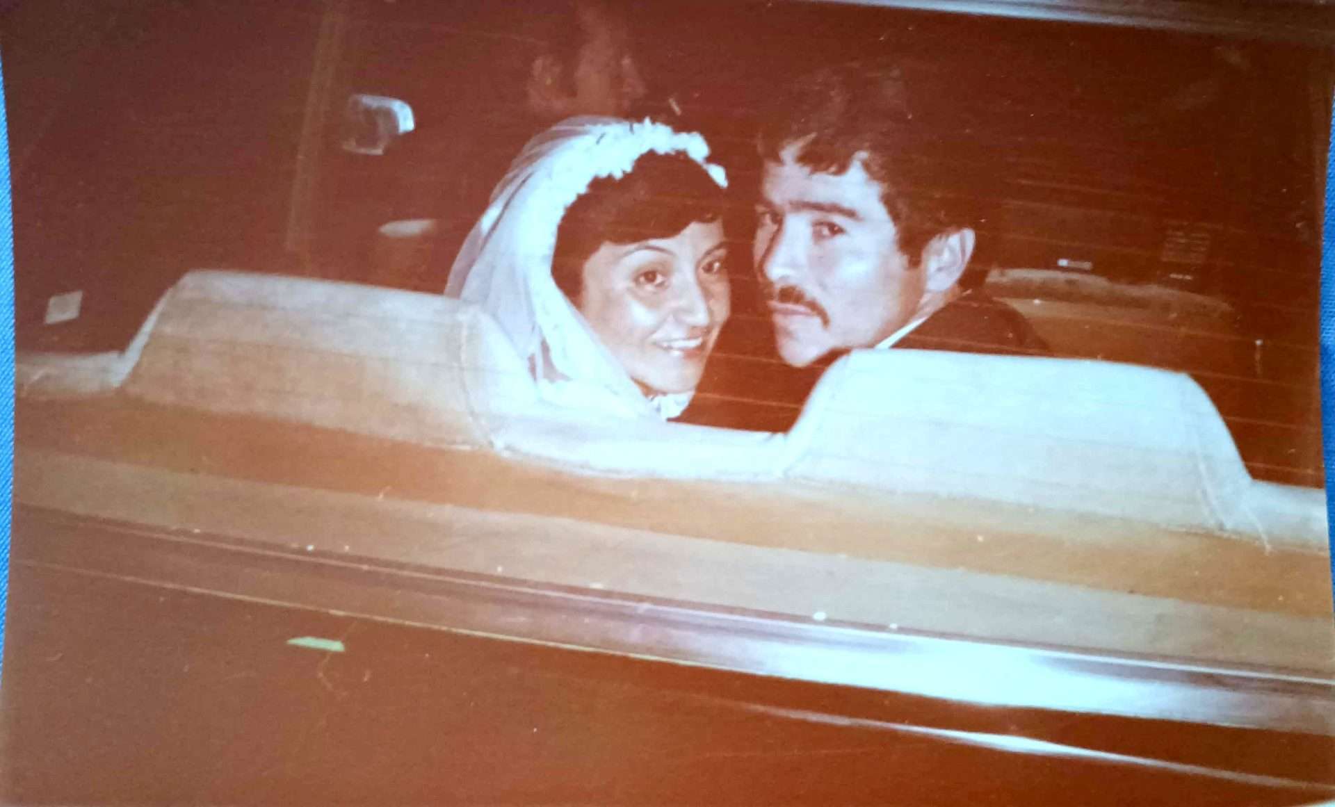 Una historia de amor que comenzó en un tren y sigue resplandeciendo como un zafiro.