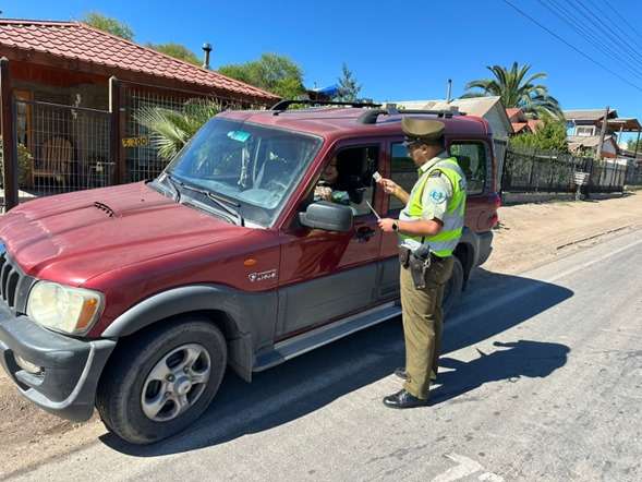 Carabineros se desplaza a los cerros de Requínoa para prevenir incendios forestales.
