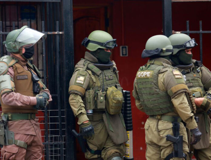 Hombres armados se atrincheran en departamentos en Bajos de Mena, comuna de Puente Alto.