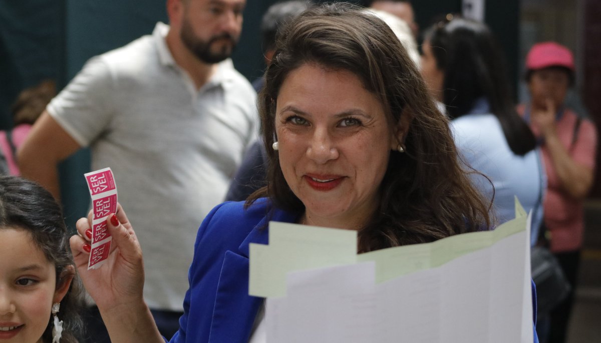 Claudia Mora de RN reconoce el resultado en Peñalolén y acepta la victoria de Miguel Concha del Frente Amplio.