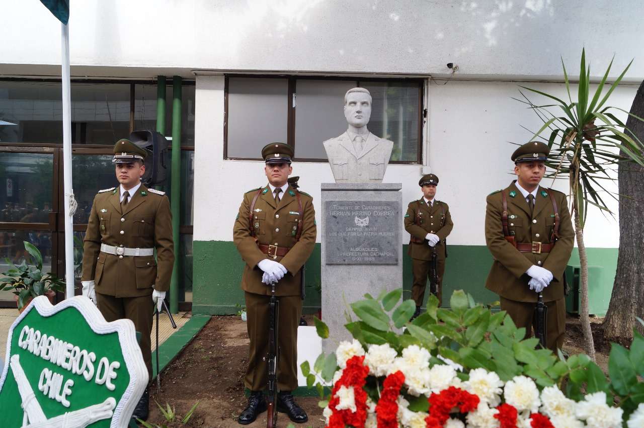 Carabineros homenajea al teniente Hernán Merino Correa.
