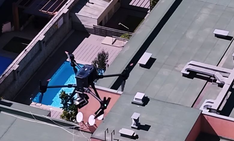 Alcaldesa de Santiago presenta un dron de vigilancia para mejorar la seguridad en el Barrio Meiggs.