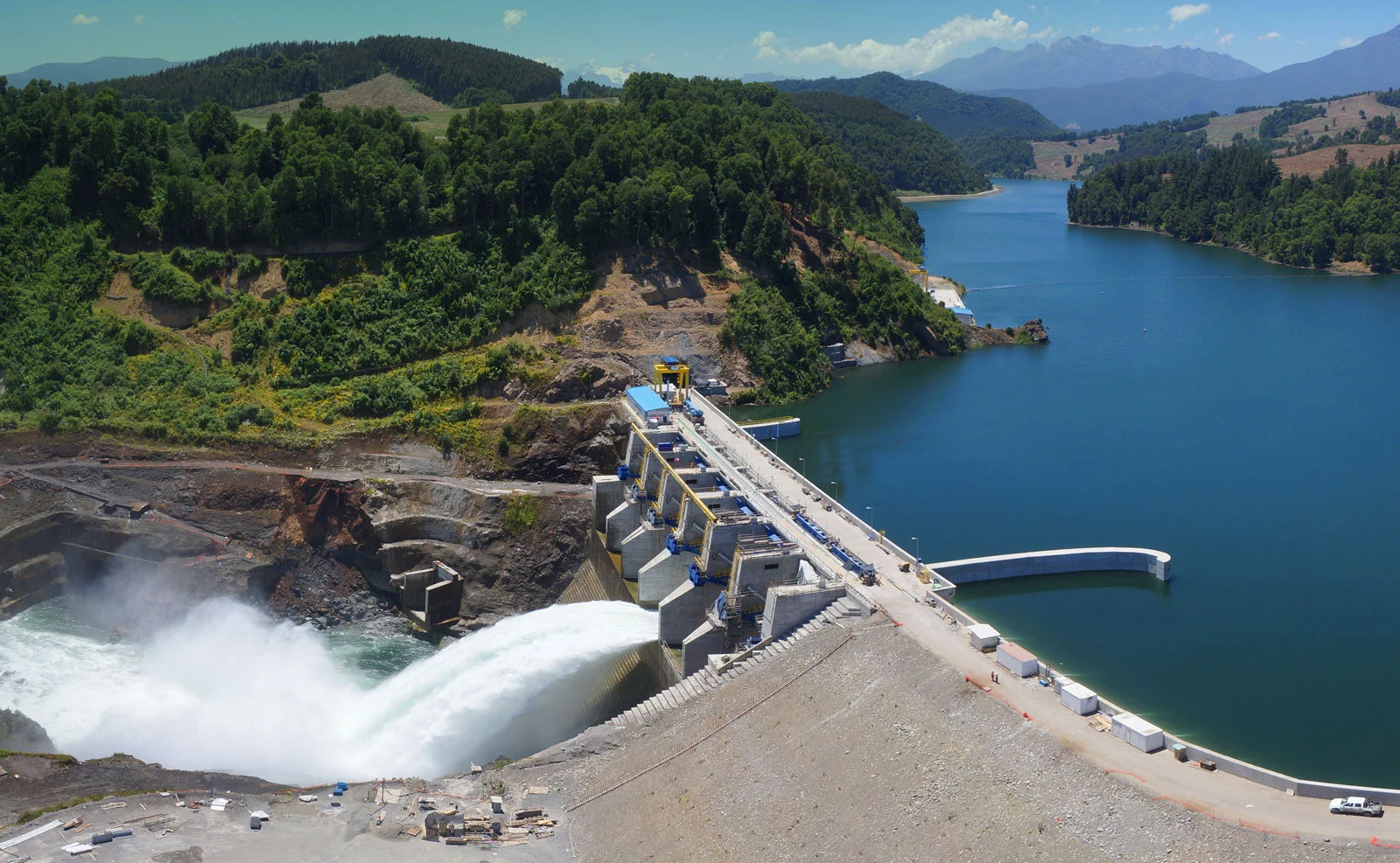 Embalse: Liberación controlada para asegurar la seguridad.