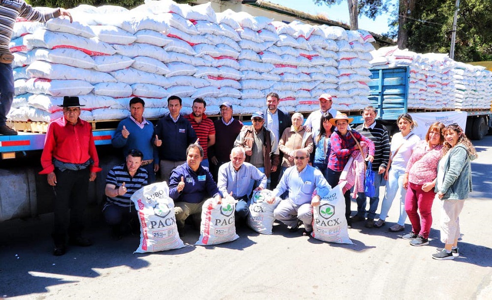 Gobernador Silva y INDAP entregan forraje a agricultores afectados por eventos climáticos en diversas localidades.