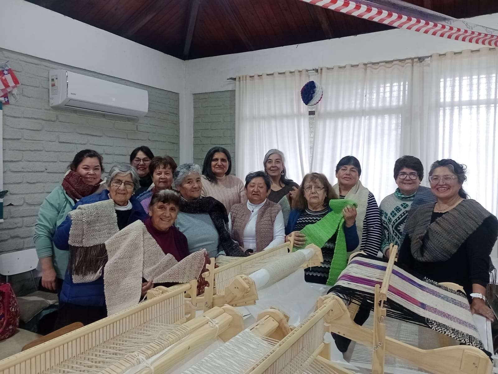 Mujeres de Coinco convierten telares en relatos que representan su patrimonio cultural.