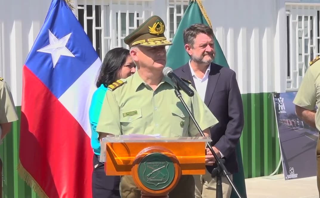 Autoridades y el general director de Carabineros recorren la futura tenencia Óscar Galindo Saravia en La Pintana.