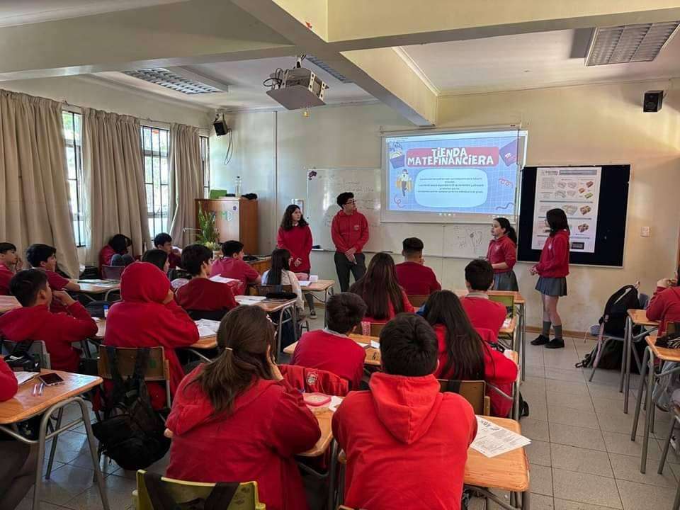 Liceo Bicentenario Oriente de Rengo se destaca en el concurso “Héroes de la Educación Financiera”.