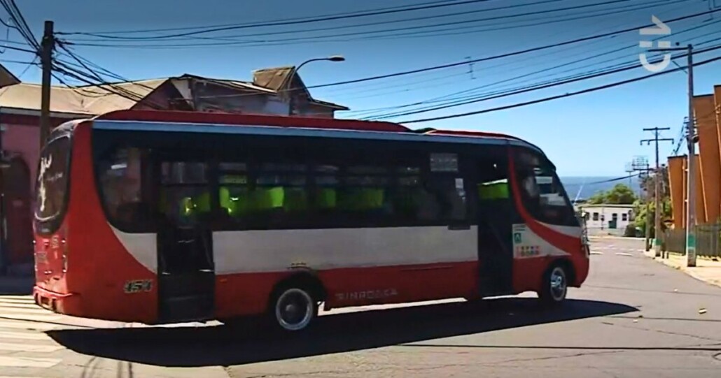 Estudiante universitaria fallece en Valparaíso tras caer de un micro en movimiento.