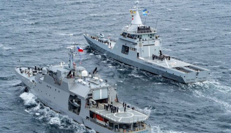 Delegaciones de Chile y Argentina navegaron por el Beagle en el 40 aniversario del Tratado de Paz.