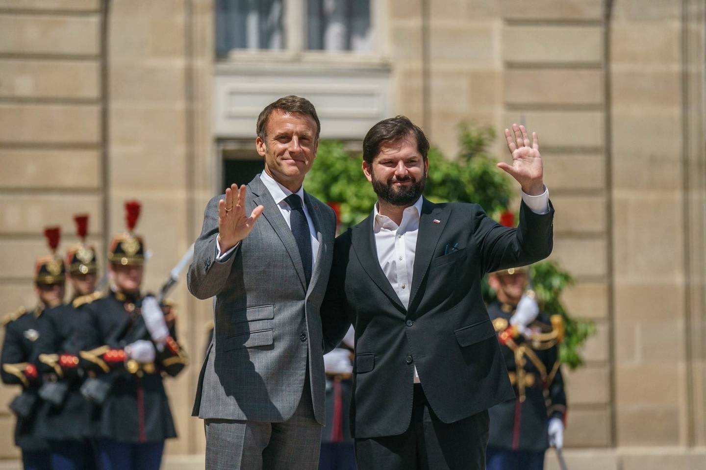 Macron llega a Chile para estrechar lazos y promover la cooperación.