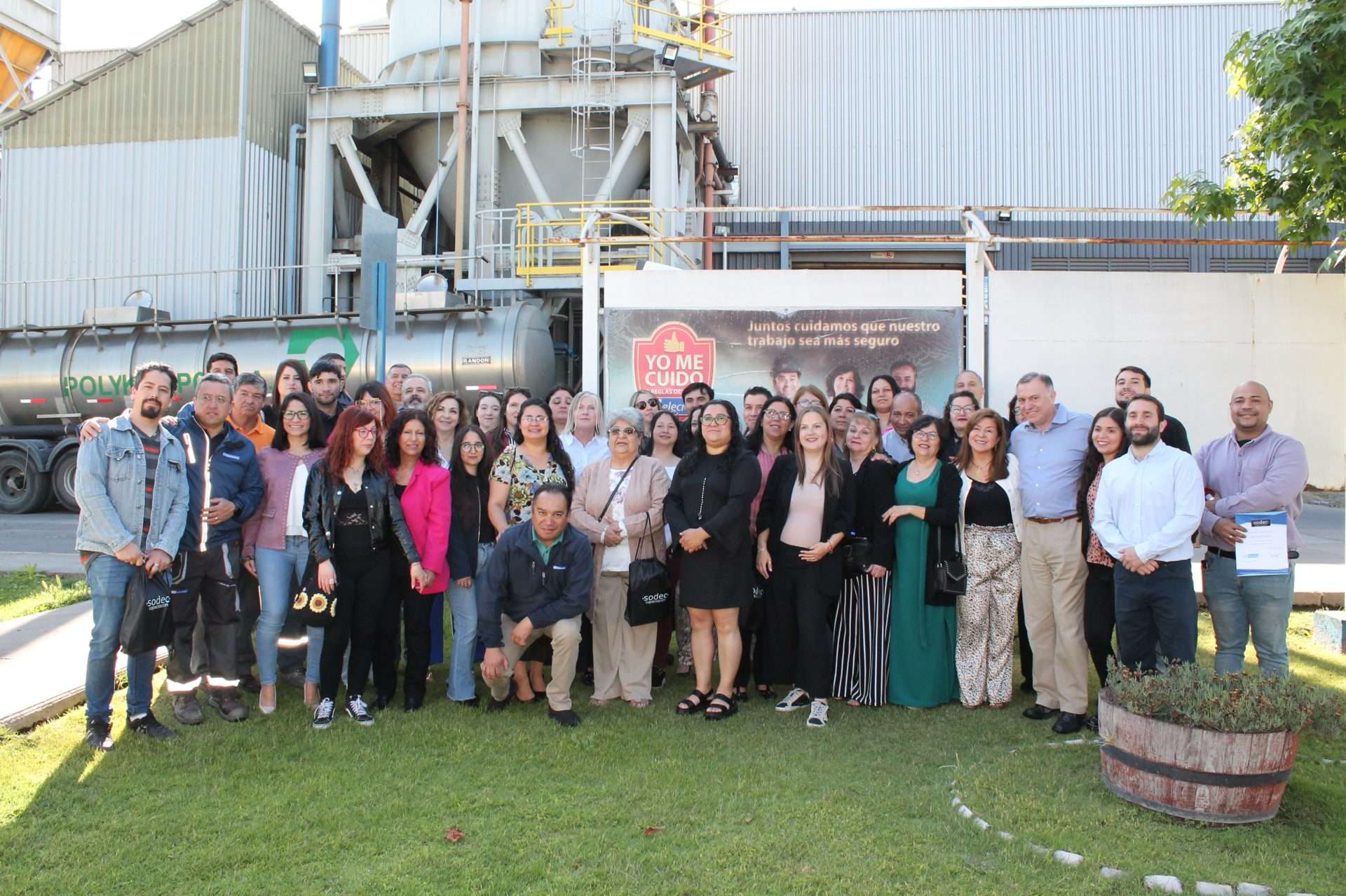 Reescriben el titular sin cambiar el sentido y eliminan el nombre del sitio: «Familias de colaboradores reciben capacitación en técnicas de banquetería.»