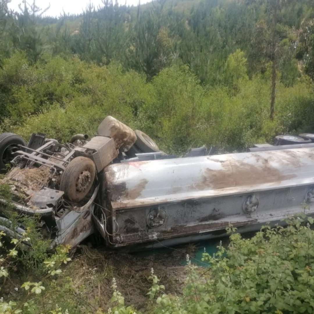 Camión cargado con hidrocarburos se vuelca y derrama más de 2 mil litros de combustible.