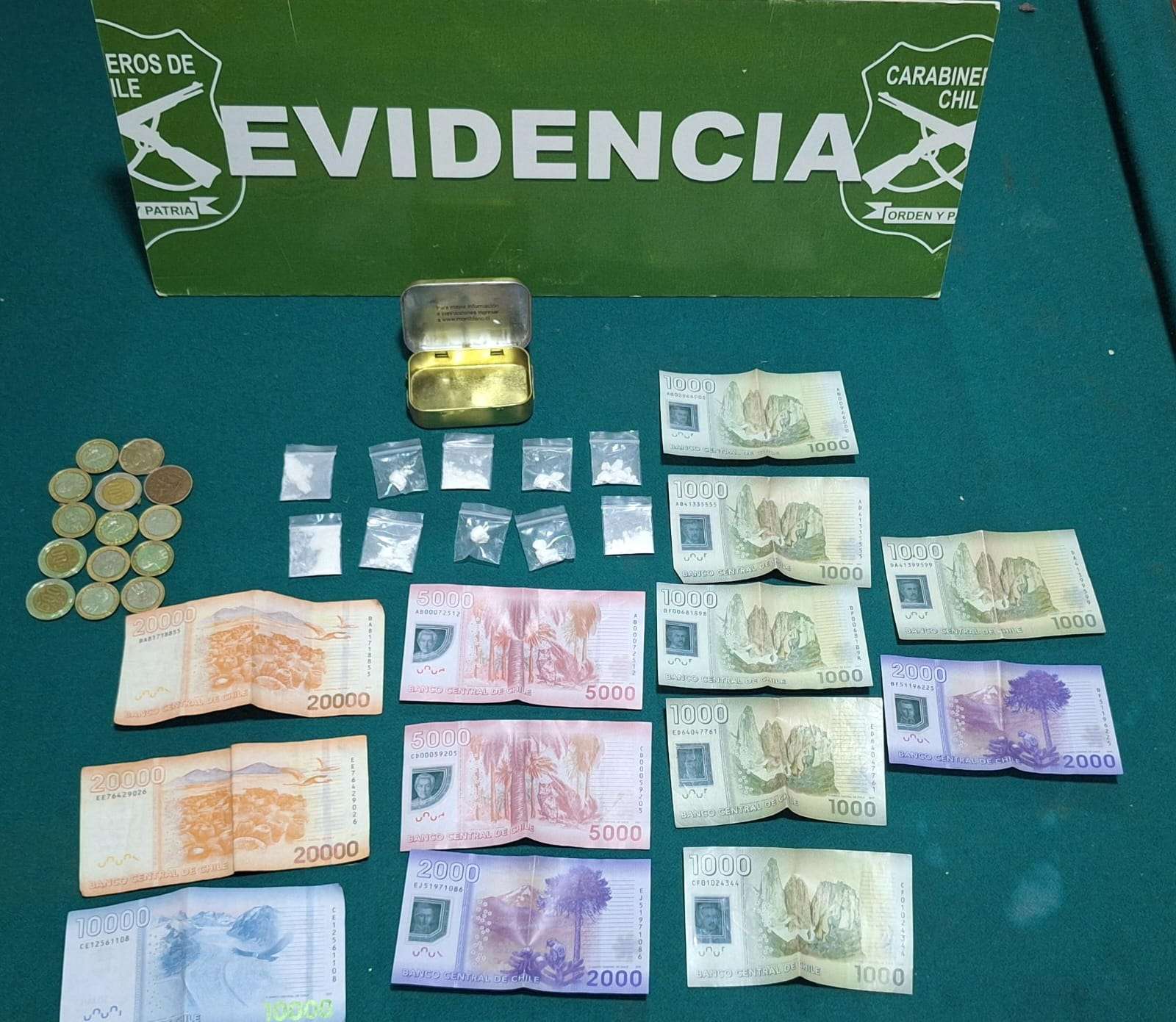 Operativo de carabineros culmina con arrestos por narcóticos y orden de aprehensión activa.