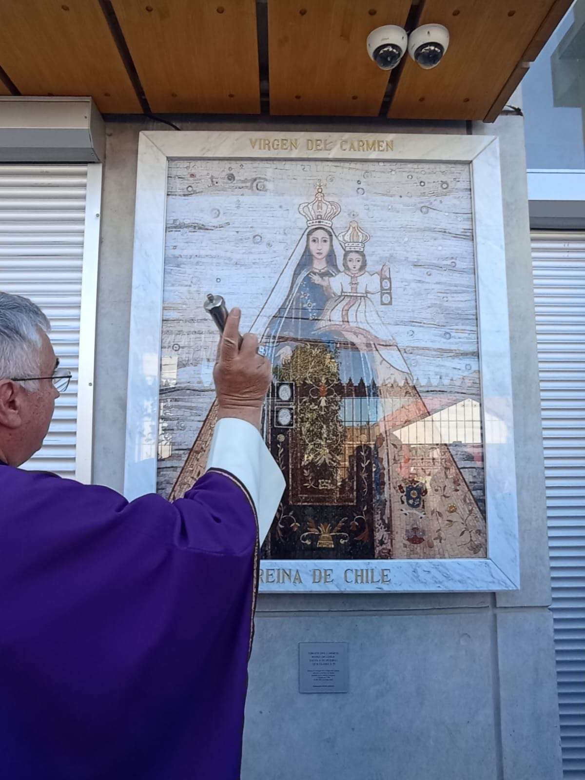 Obispo de Rancagua realiza la bendición de una imagen de la Virgen del Carmen en la sede del obispado.