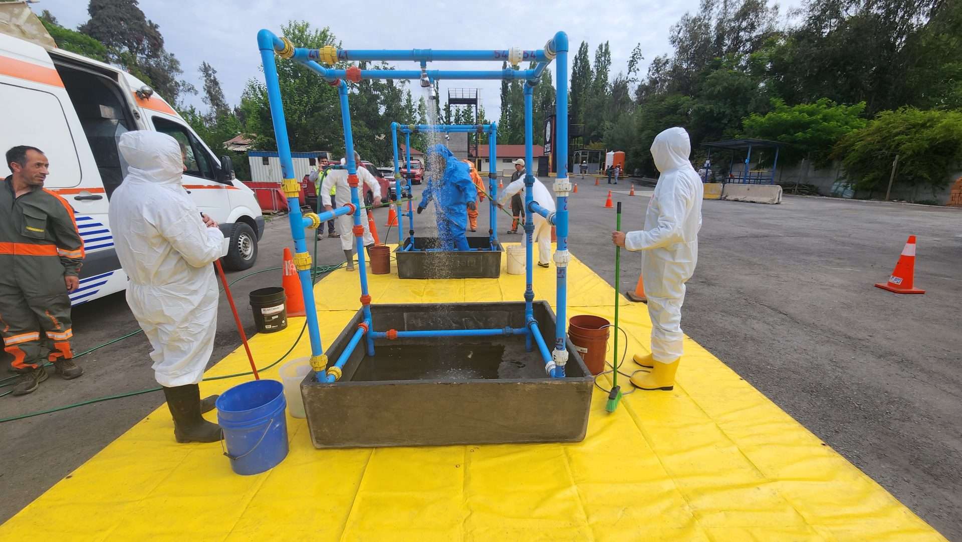 Brigadistas y empresas colaboradoras se capacitan con Bomberos en la gestión segura de sustancias peligrosas.