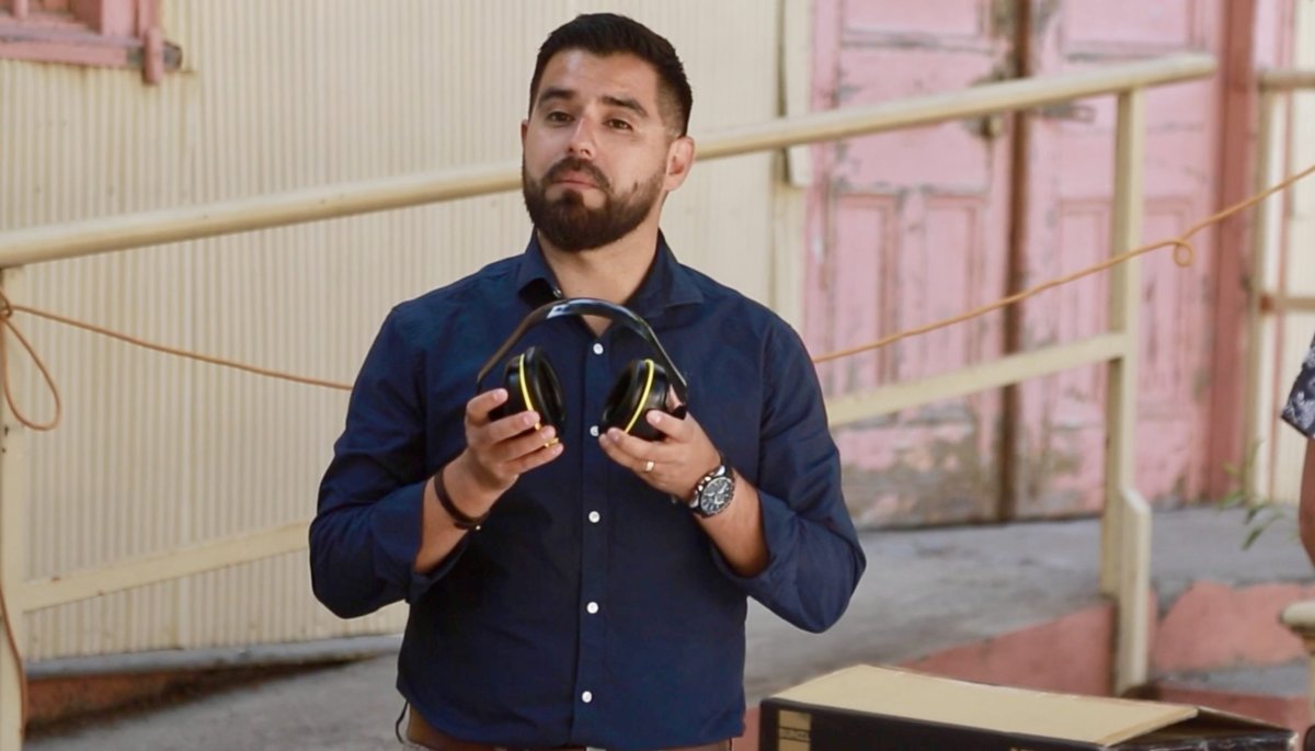 Limache proporciona audífonos con reducción de ruido a personas neurodivergentes para que puedan disfrutar de la fiesta de Año Nuevo.