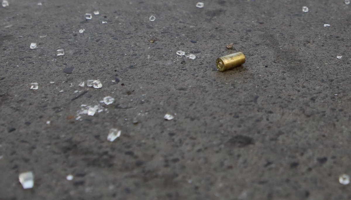 Carabinero que regresaba a su hogar con su familia dispara a los delincuentes durante un intento de portonazo en La Florida.