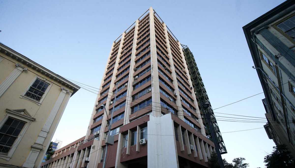 Funcionarios expresan nuevamente su inquietud por la falta de claridad sobre su traslado, a un año de la explosión en el edificio Esmeralda de Valparaíso.