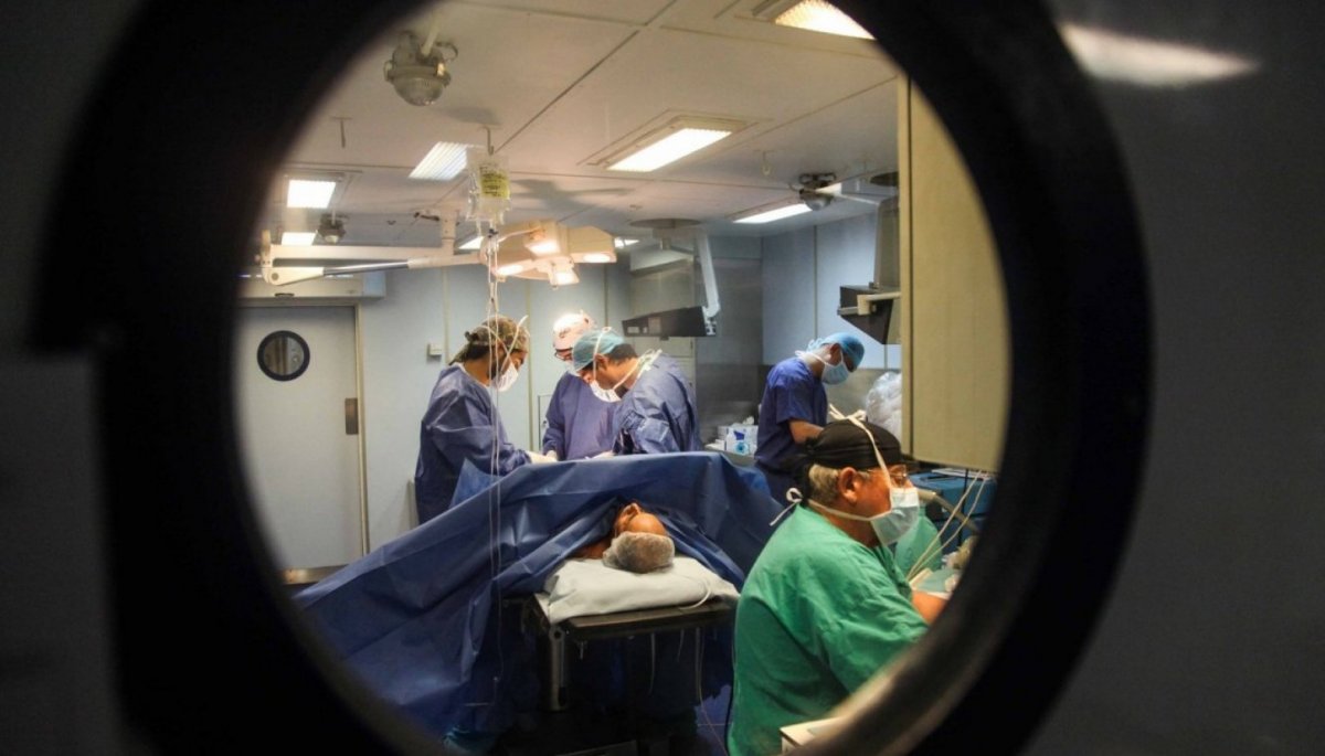 Contraloría revela que en hospitales de cuatro regiones se privilegió a funcionarios y sus familiares en la programación de cirugías.