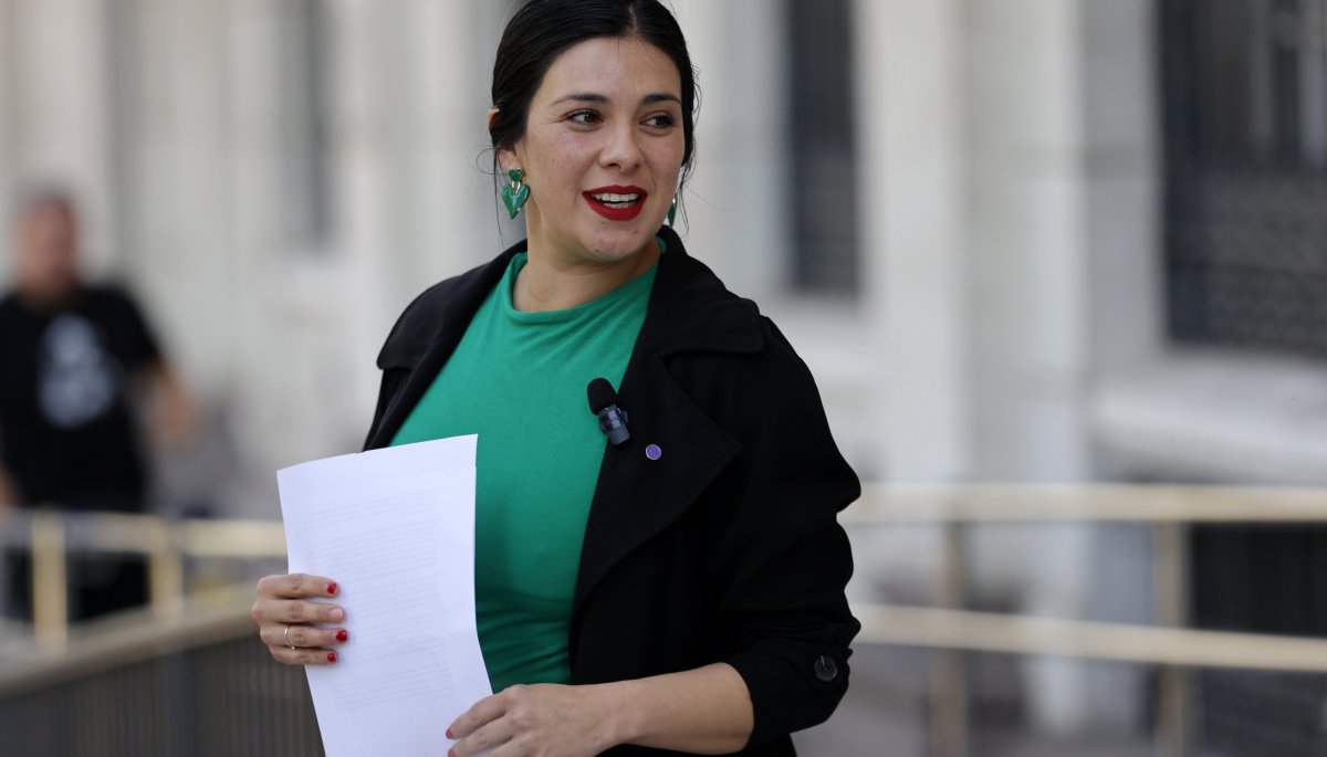 La diputada Karol Cariola sugiere establecer una mesa de trabajo sobre seguridad y comercio informal junto a la nueva jefa de zona de Carabineros.