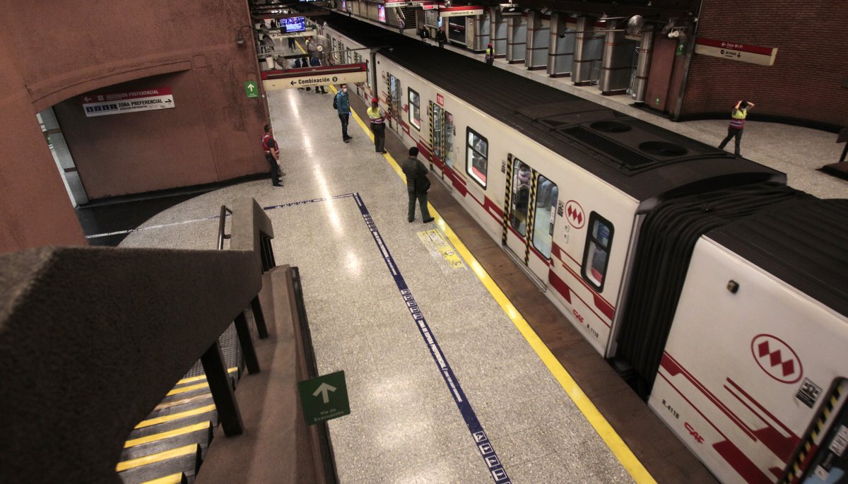 El Metro de Santiago iniciará sus operaciones media hora antes los domingos y festivos.