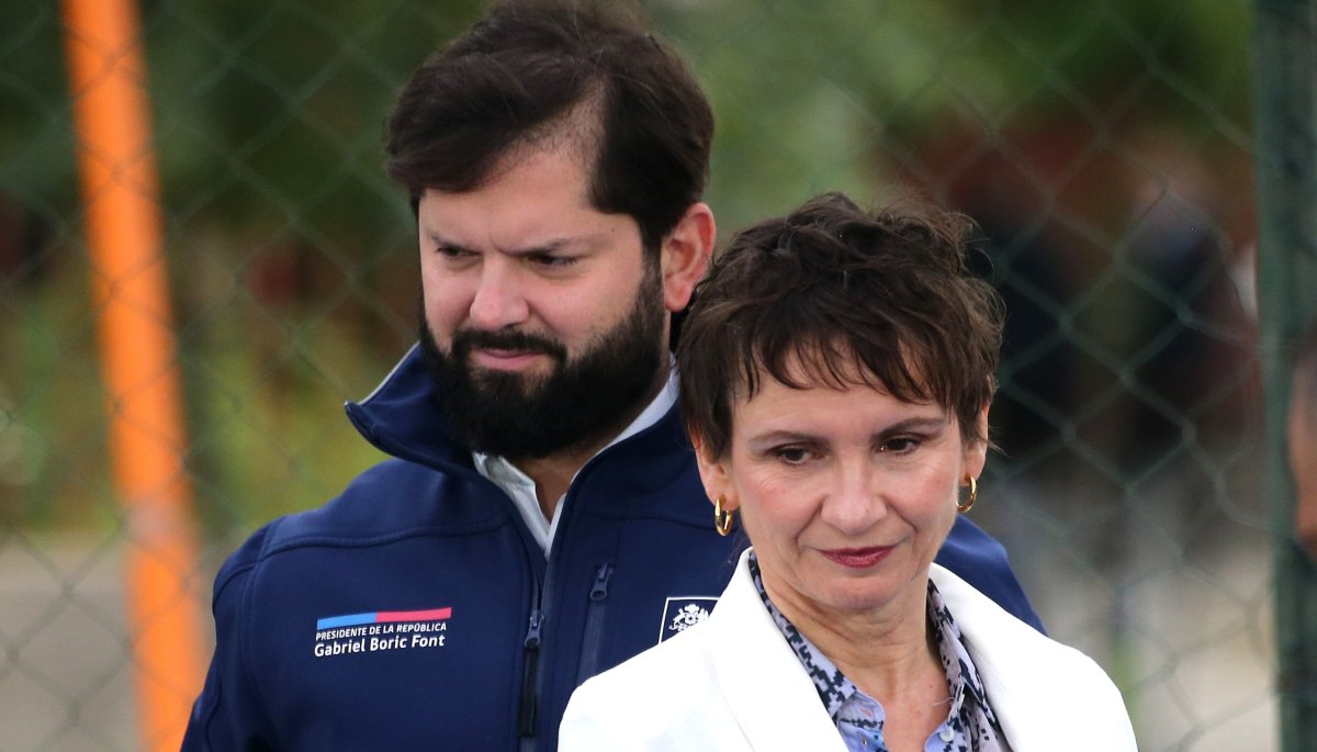 Se da a conocer que la postura inicial del Presidente Boric y la ministra Tohá era mantener «en reserva» la denuncia contra Monsalve.