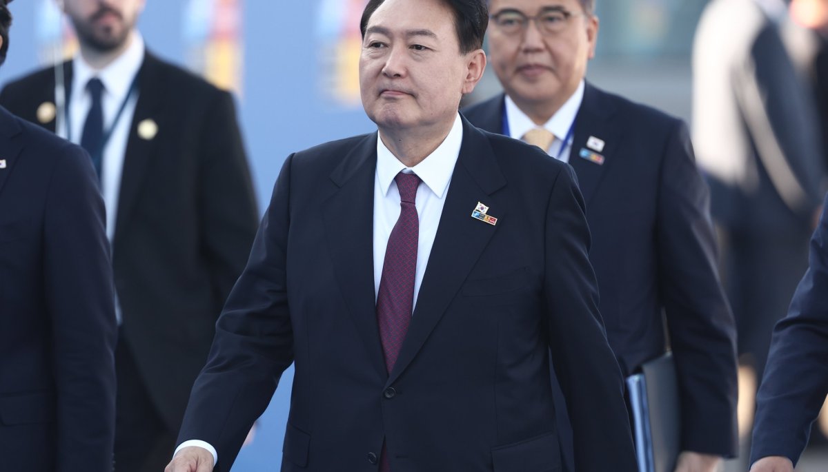 Con música de K-Pop y en las calles, miles de manifestantes demandan la arresto del expresidente surcoreano Yoon.