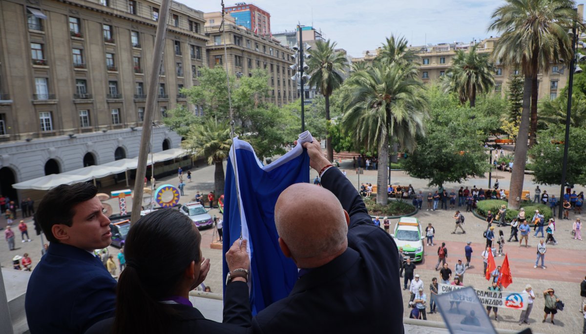 Desbordes aclara la razón del retiro de las banderas mapuche y LGBTI en la Municipalidad de Santiago.
