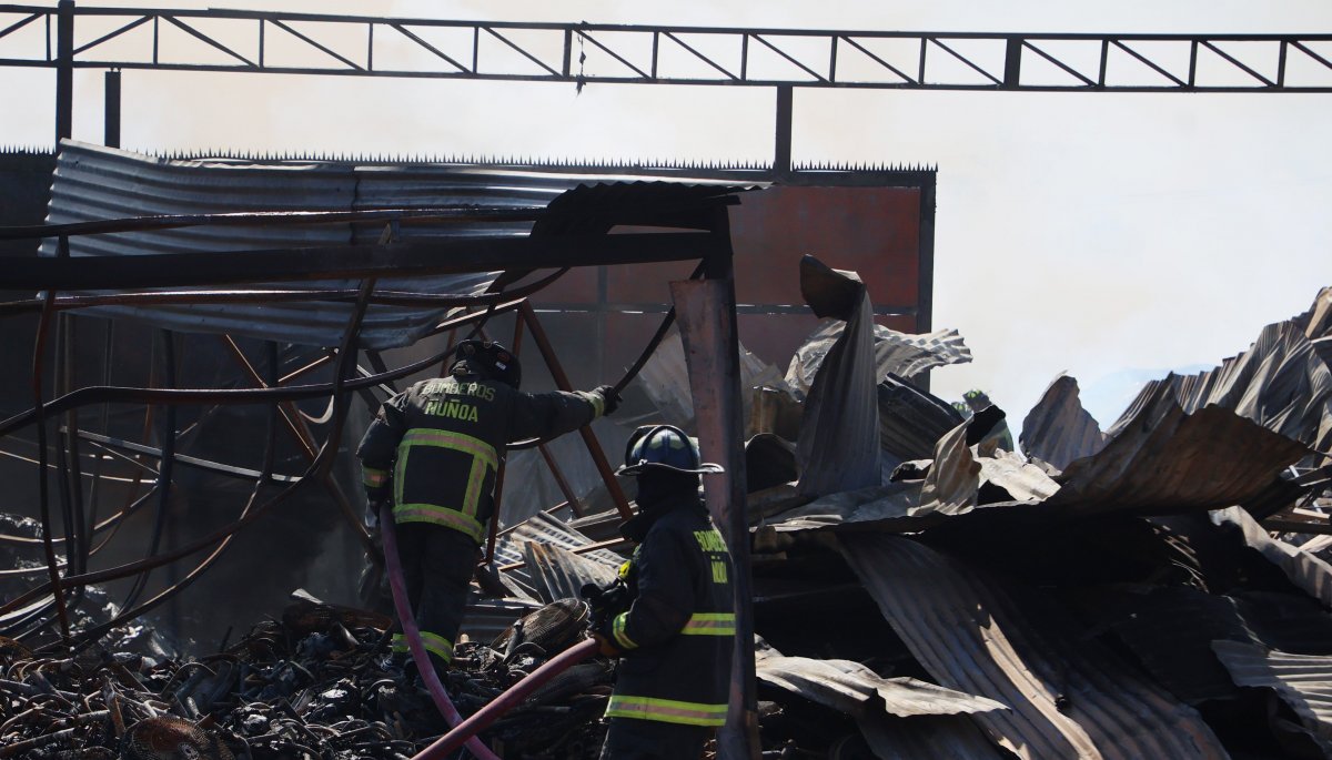 Más de 300 bomberos fueron movilizados para combatir un incendio en Estación Central.