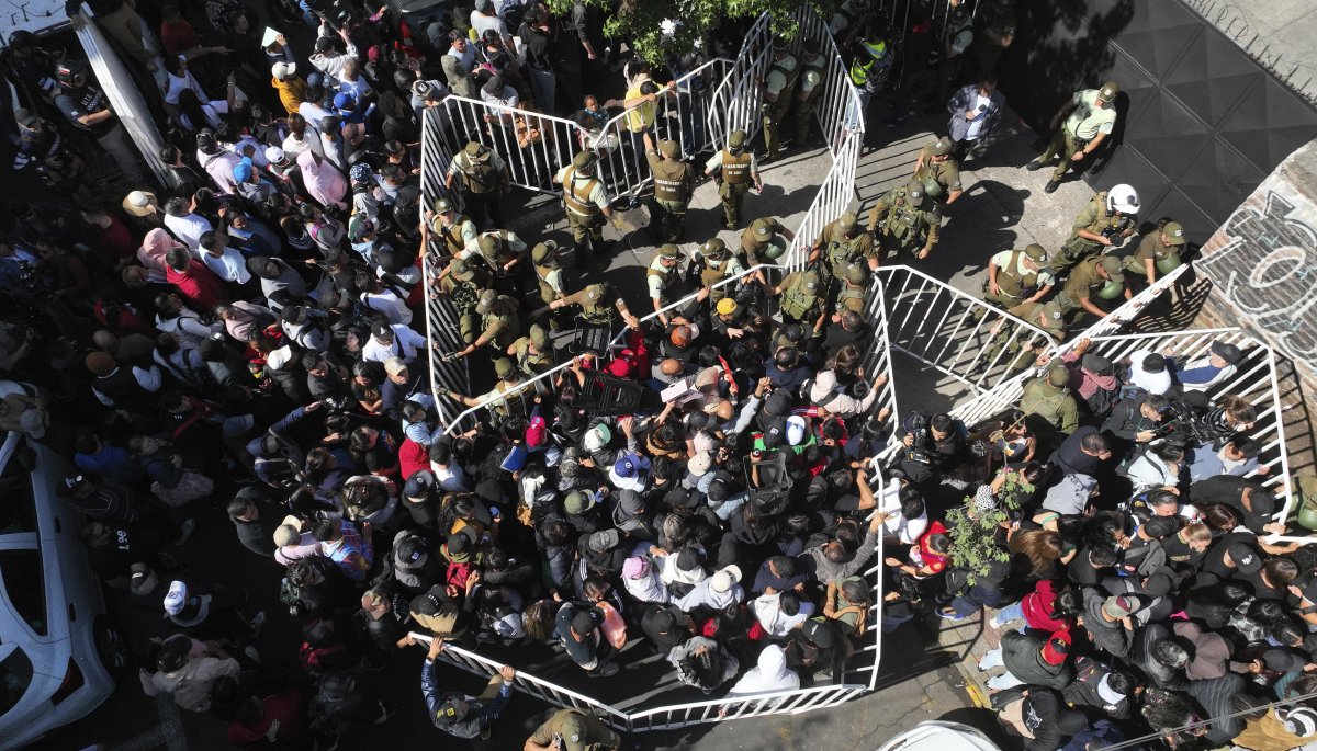 Ministro de Justicia explica que el caótico enrolamiento de migrantes en Santiago se debe a «una confusión».