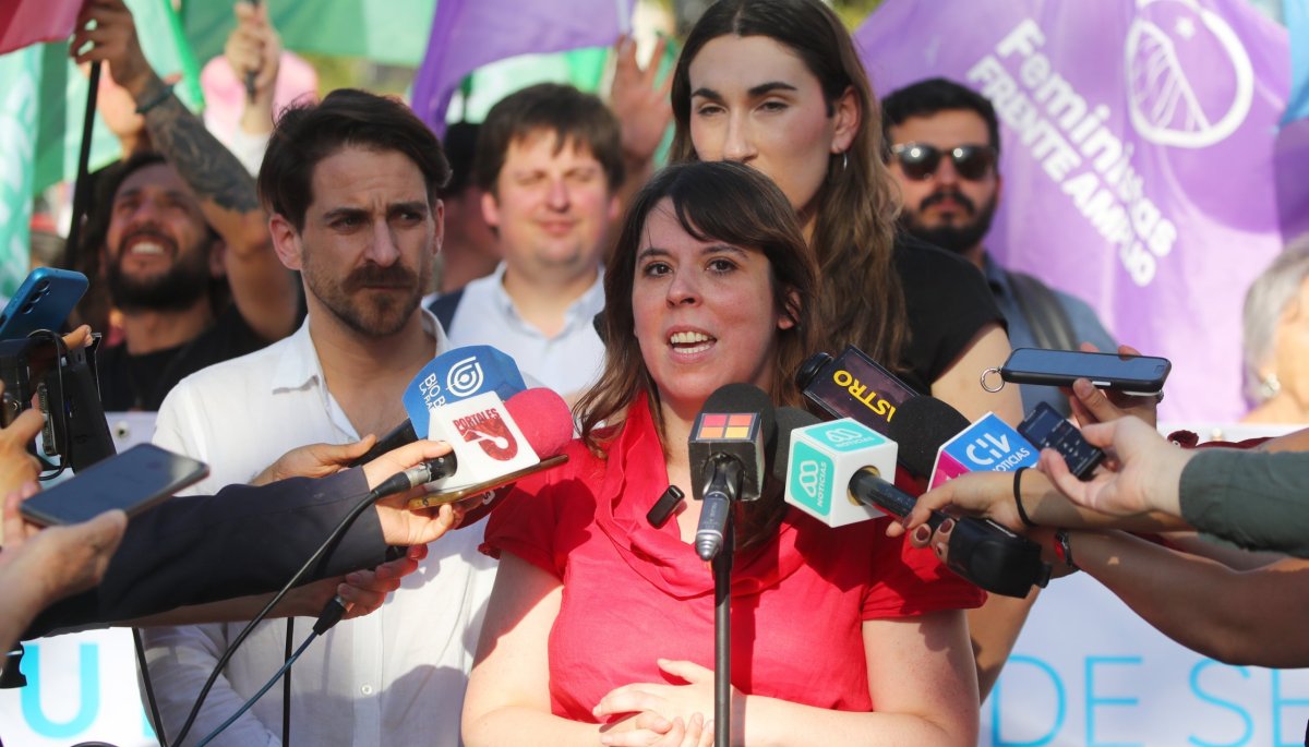 Frente Amplio llevó a cabo «volanteo» en favor de la reforma de pensiones, señalando una «campaña del terror» por parte de las AFP.