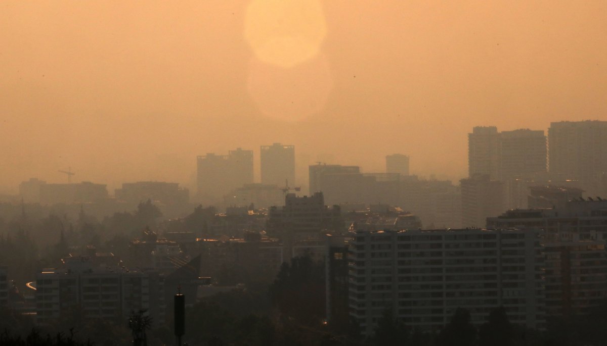 Una cortina de humo se apoderó de la región Metropolitana debido a un incendio forestal en Melipilla y Padre Hurtado.