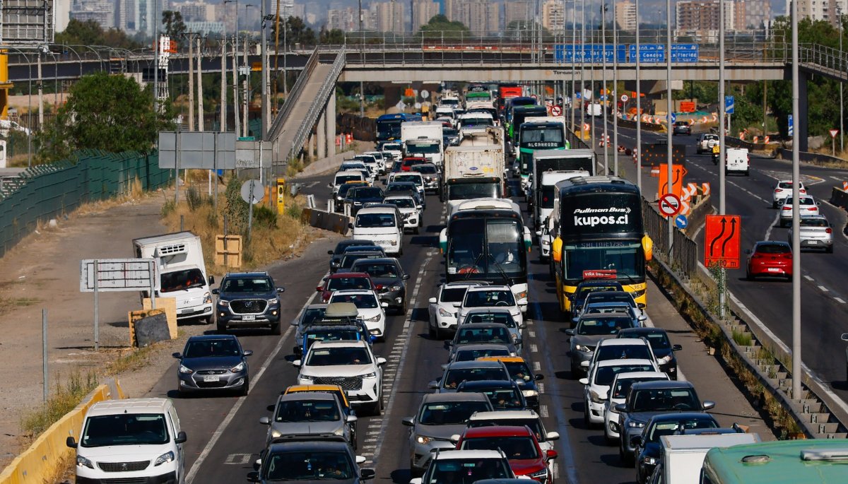Fortalecen las medidas de contingencia en las carreteras debido a la masiva salida de aproximadamente 800 mil vehículos de la región Metropolitana por Año Nuevo.