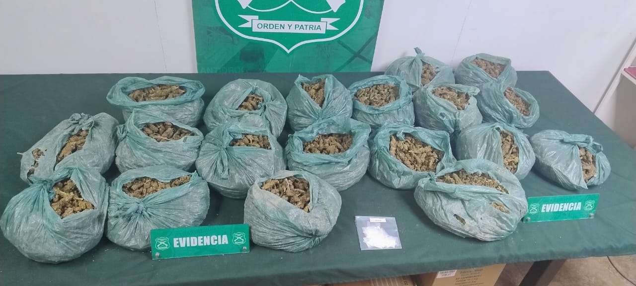 Encuentran droga en un automóvil volcado en la Ruta 5 Sur de Rancagua.