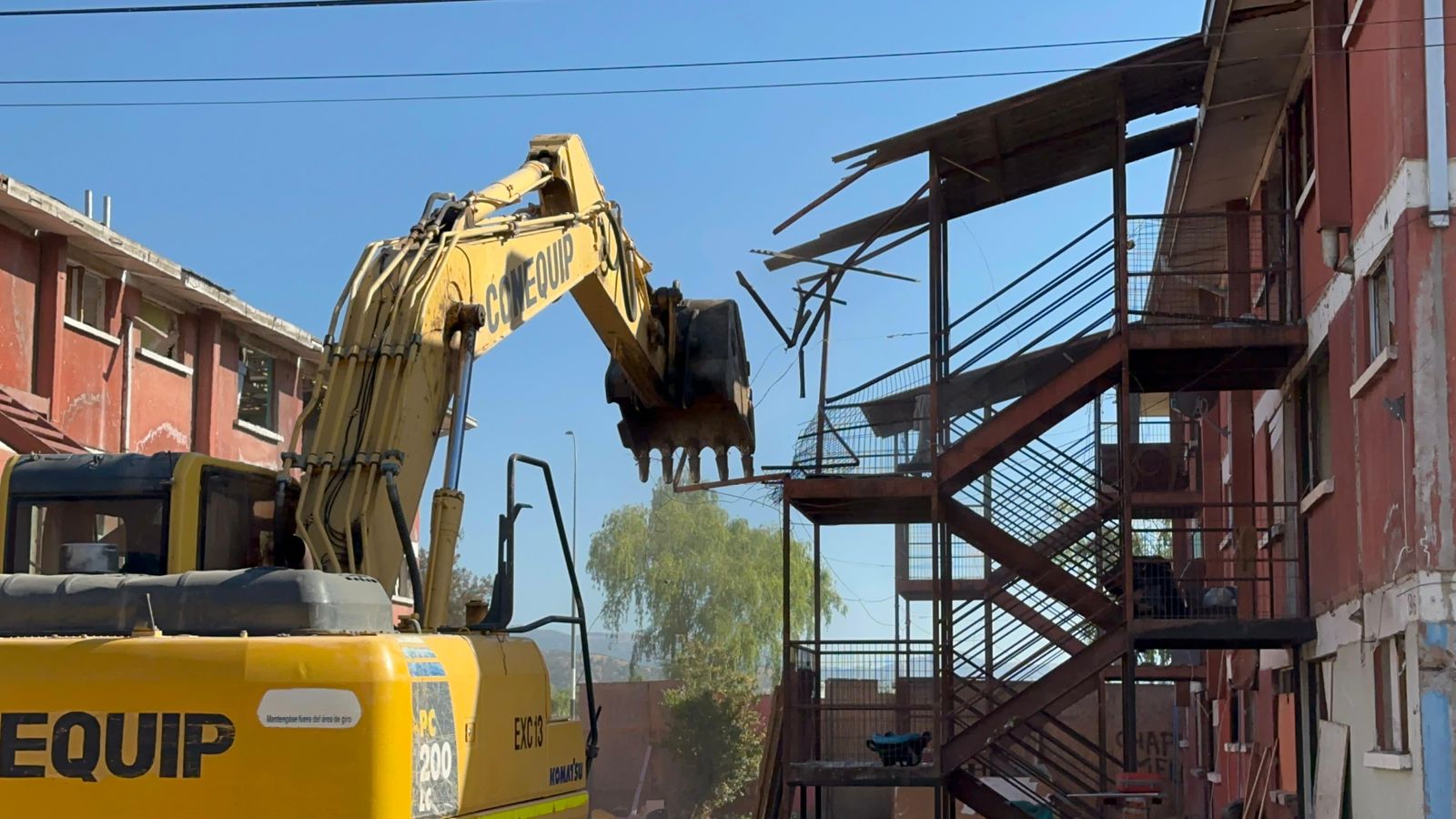 Inicia la demolición de 10 bloques en la zona de Las Américas en Talca.