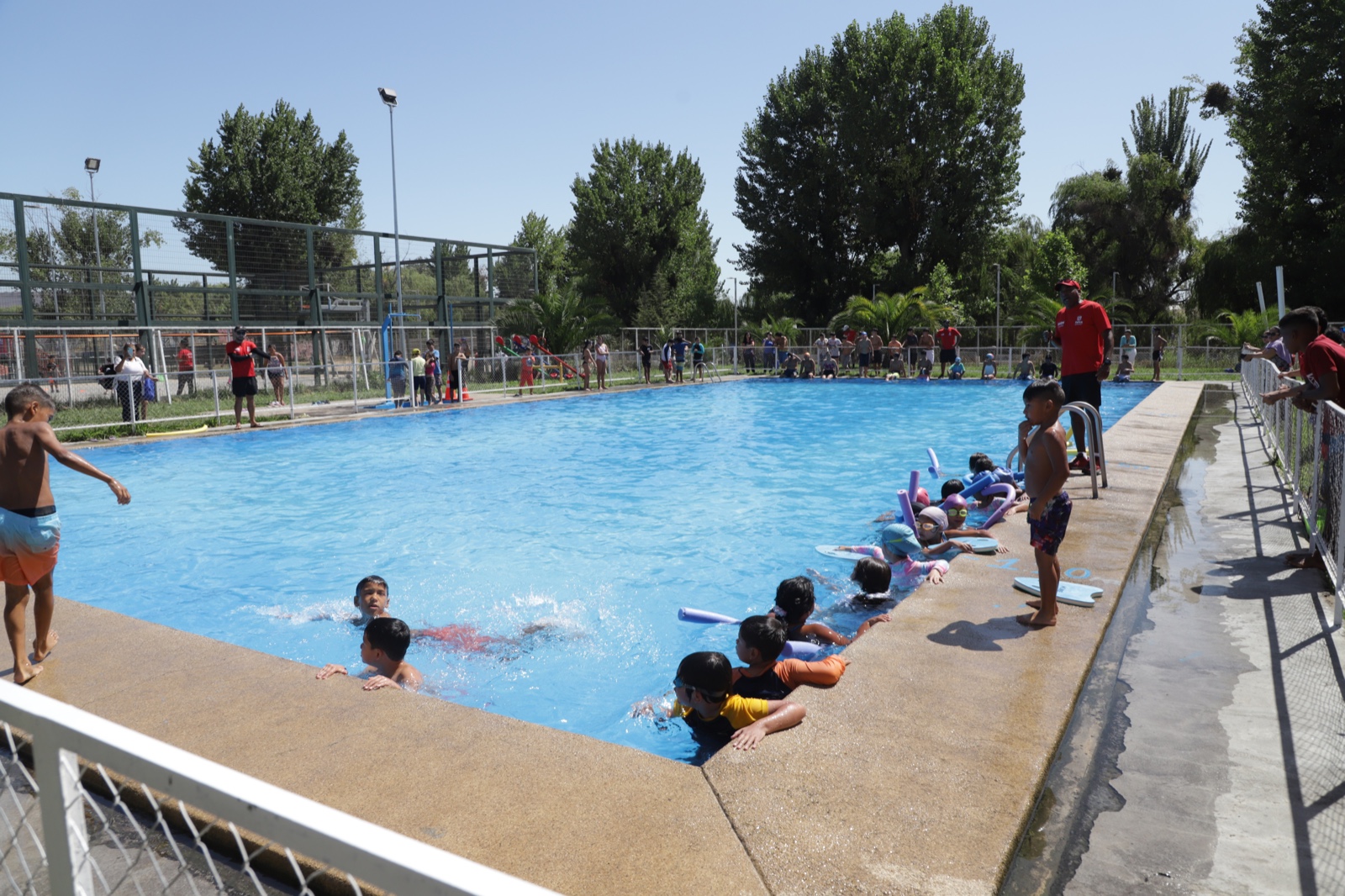 La Municipalidad de Talca se alista para dar inicio a la temporada de piscinas y ofrecer talleres gratuitos de natación en la ciudad.
