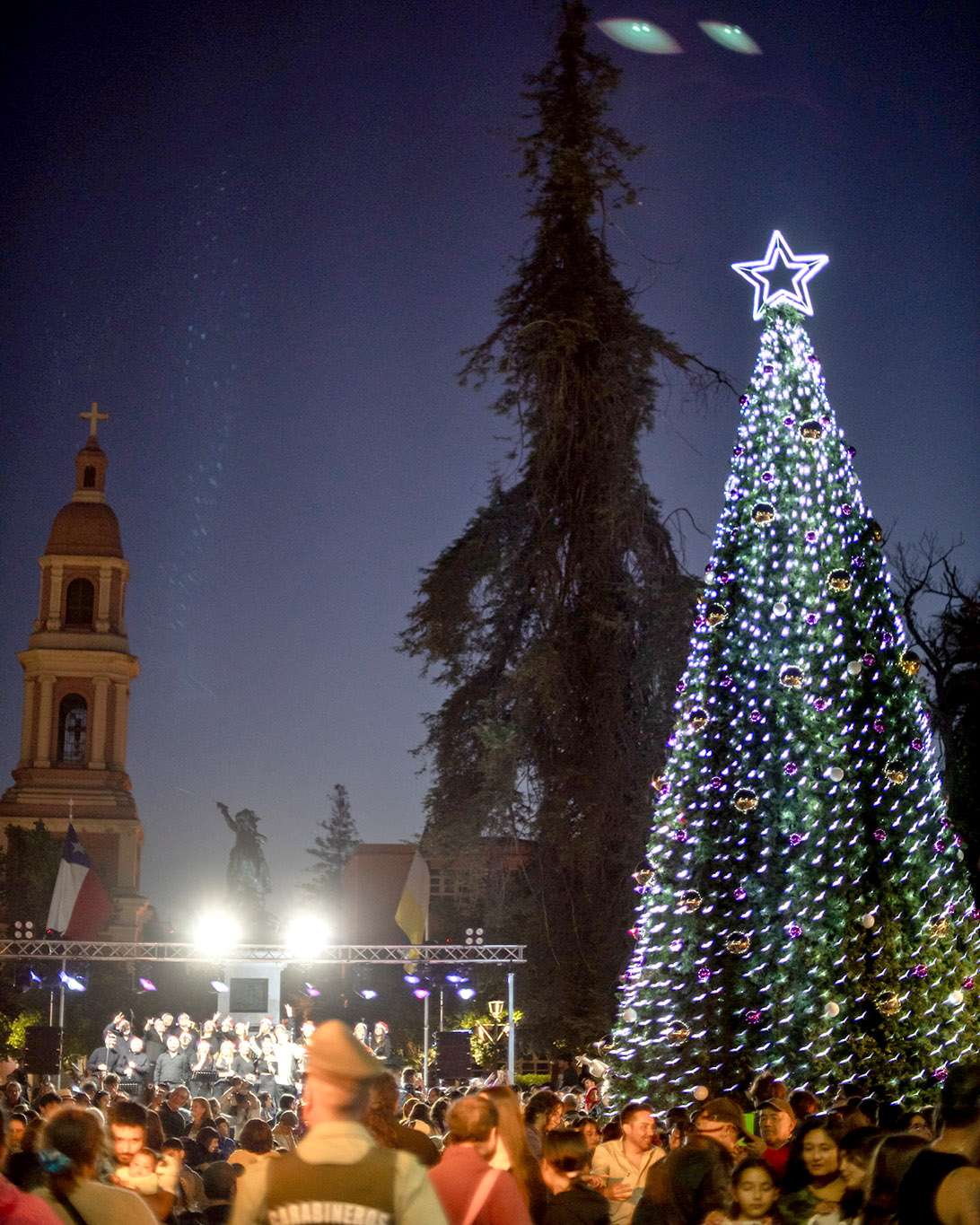 La ciudad celebró la llegada de la Navidad con el tradicional encendido del árbol.