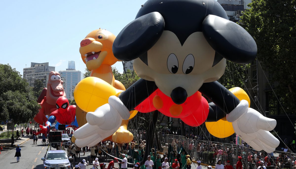 Comienza el Paris Parade 2024 con un desfile de globos inspirado en Mickey Mouse.