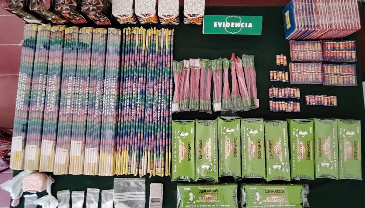 La investigación policial facilita el decomiso de fuegos artificiales y drogas en el cerro La Loma de Valparaíso, donde una mujer fue arrestada.