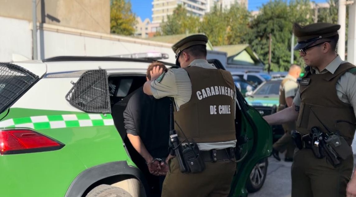 Dos personas fueron arrestadas en el sector de Forestal debido a órdenes de captura vigentes en Viña del Mar y Quintero.