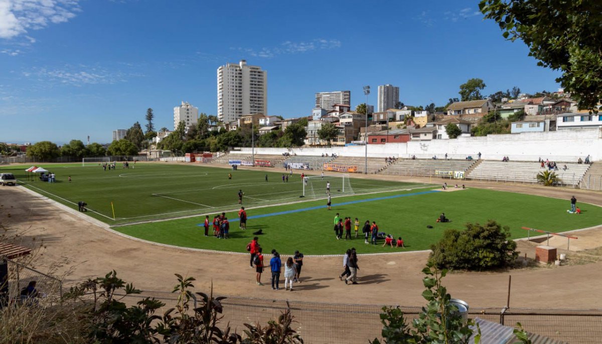 Inauguran mejoras en el estadio O’Higgins de Valparaíso, que ahora dispone de un campo sintético homologado por FIFA.