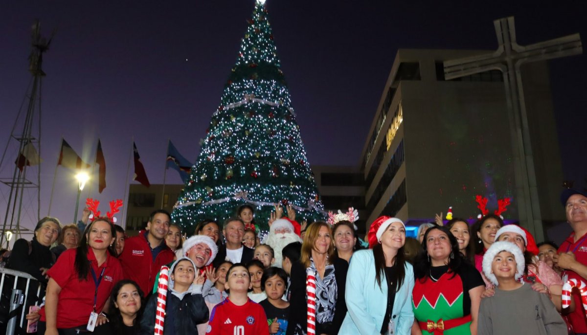 Cientos de familias se unieron al encendido del emblemático árbol navideño de Villa Alemana.