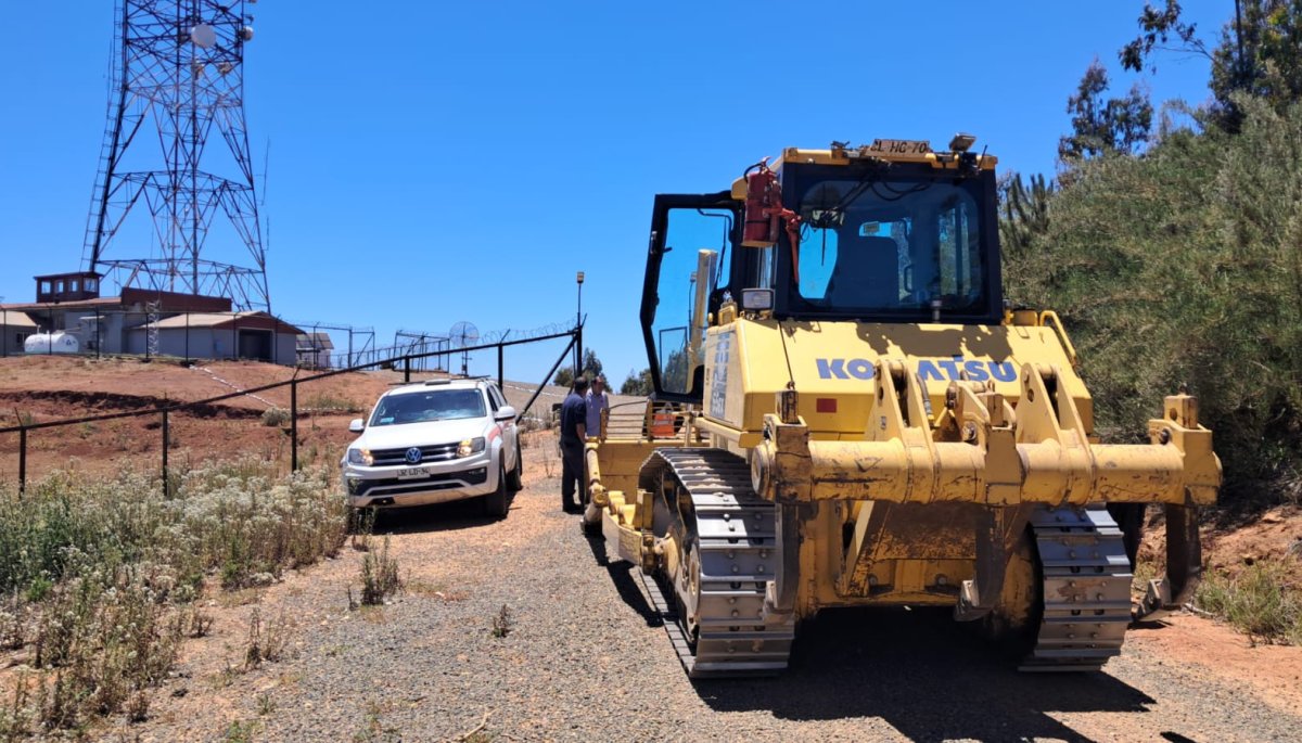 Ejecutan labores de cortafuegos en la región de Valparaíso para prevenir incendios forestales.