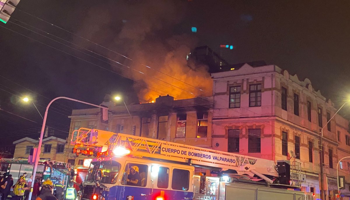 Trágico incendio nocturno en Valparaíso resultó en una persona fallecida y la destrucción de un emblemático restaurante.