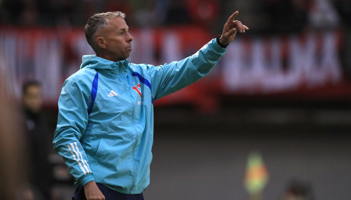 Gustavo Álvarez lidera las negociaciones para fichar a Javier Altamirano como refuerzo de la U. de Chile.