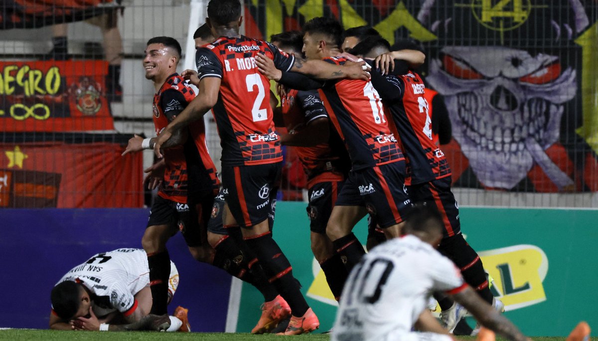 D. Limache logra una contundente victoria ante Rangers y mantiene vivo el sueño de ascender por primera vez a Primera División.