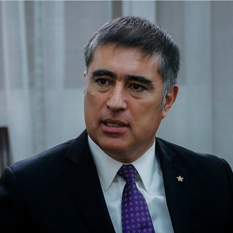 Mario Desbordes asume la alcaldía de Santiago prometiendo cambios urgentes en salud, educación y seguridad.