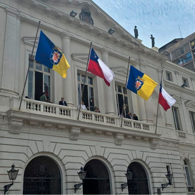 El alcalde de Santiago, Mario Desbordes, justifica la retirada de las banderas mapuche y de diversidad del frontis del municipio al señalar que ‘representan a todos’ y las sustituye por banderas chilenas.